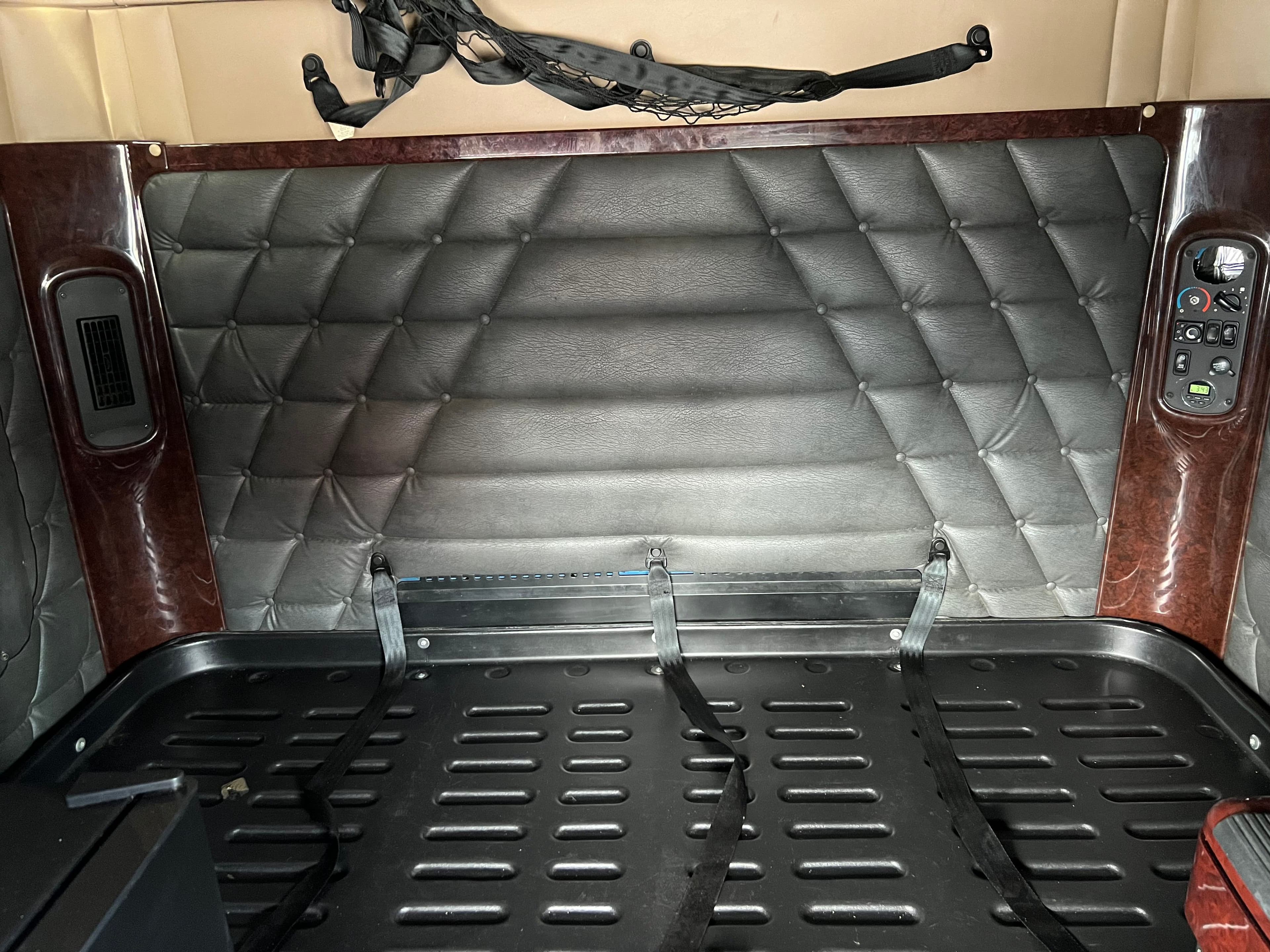 2017 Freightliner Coronado image 8