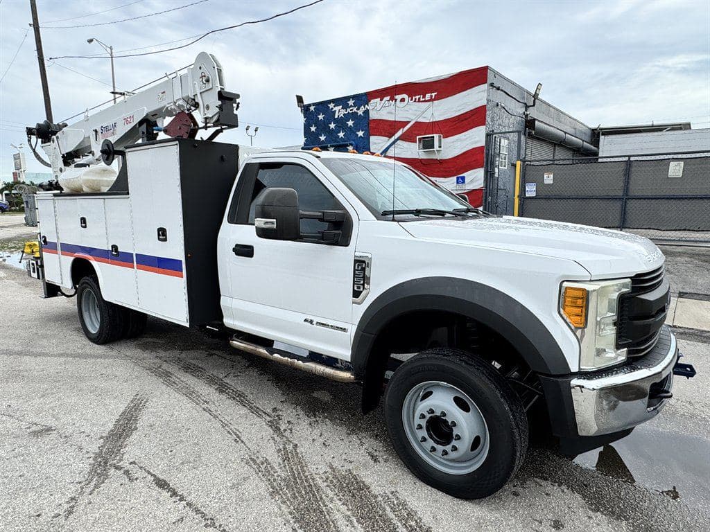 2017 Ford F550 image 17