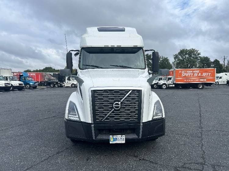 2022 Volvo VNL image 2