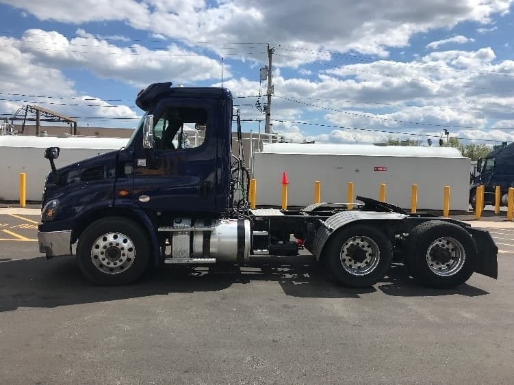 Used 2017 FREIGHTLINER Conventional - Day Cab, Tractor - CASCADIA 113 image 4