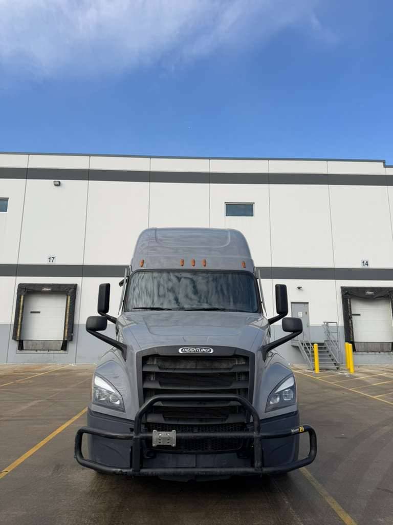 2024 Freightliner Cascadia image 2