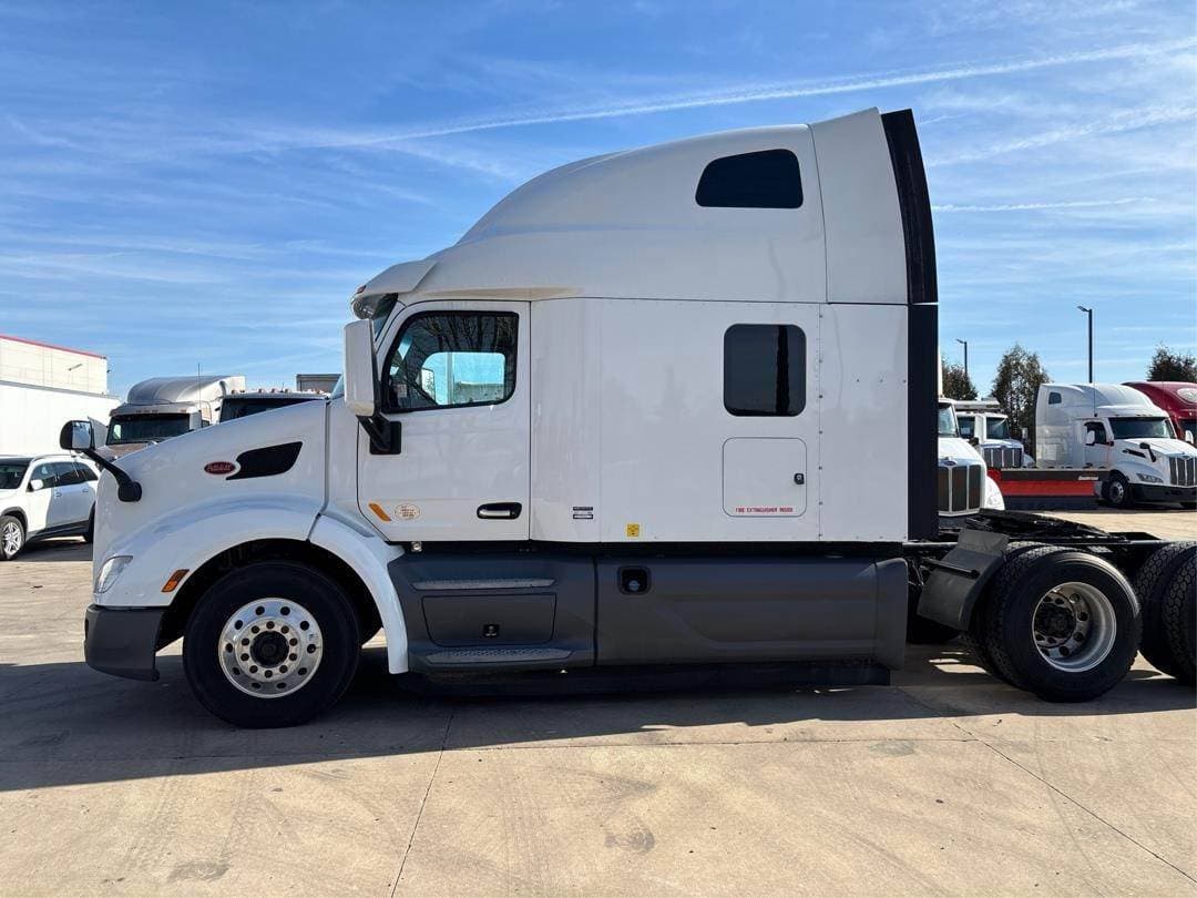 2021 Peterbilt 579 image 3