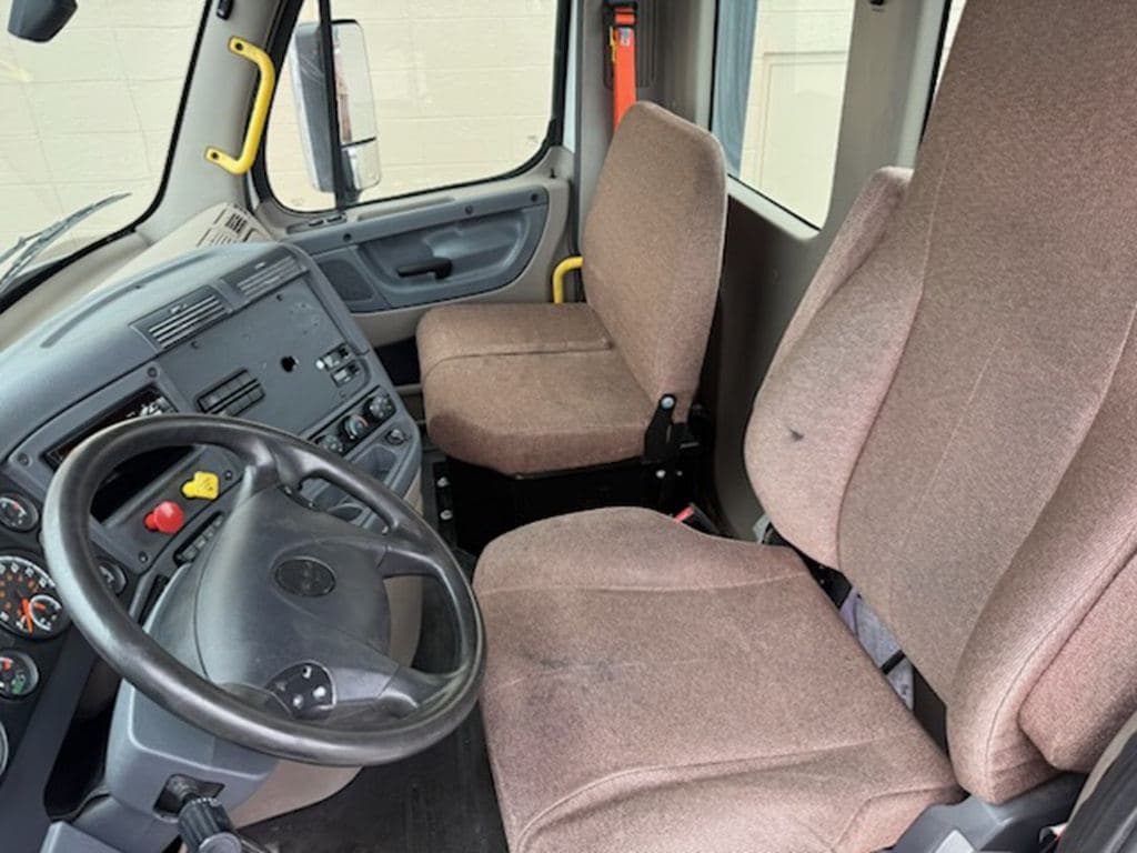 Used 2019 FREIGHTLINER CA12564DC image 3