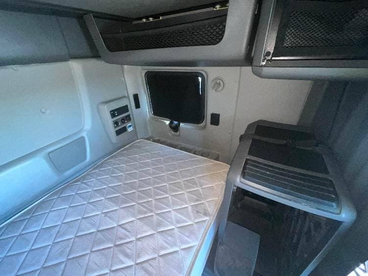 2022 International LT625 image 9