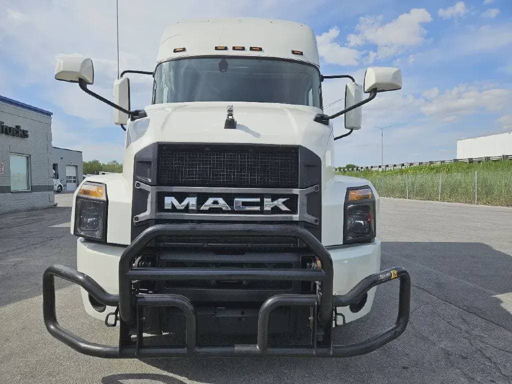 Used 2020 MACK Conventional - Sleeper Truck image 2