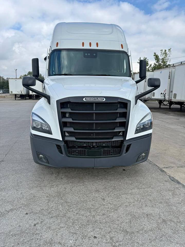 2021 Freightliner Cascadia image 1