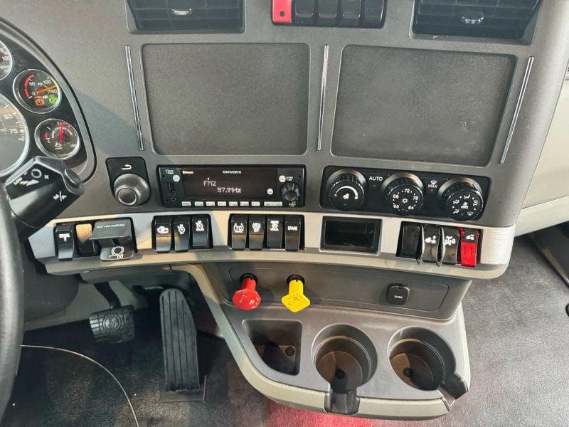 2021 Kenworth T600 image 17