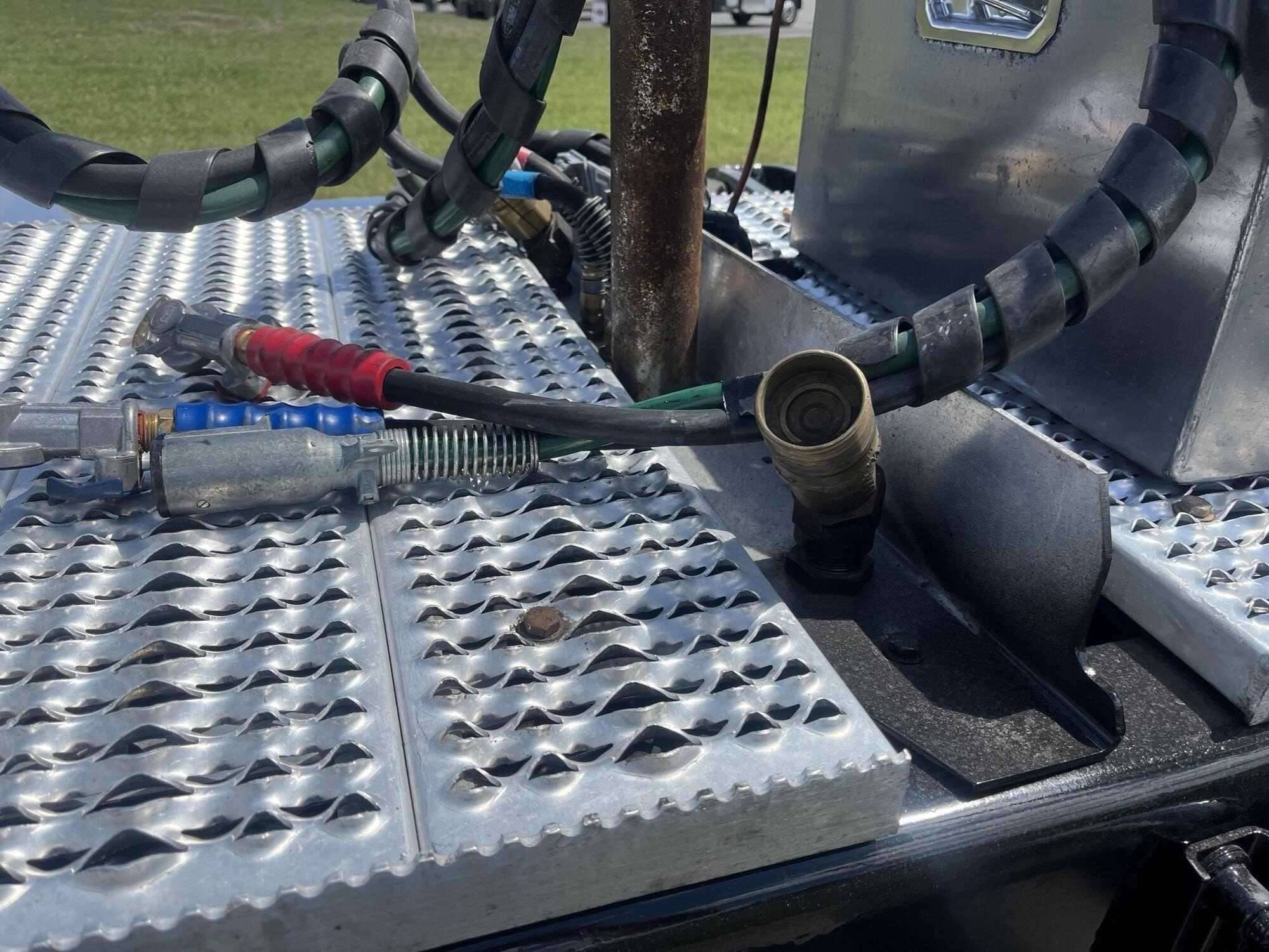 2018 Peterbilt 389 image 2