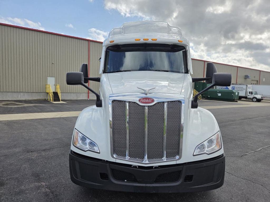 Used 2023 PETERBILT 579 image 3