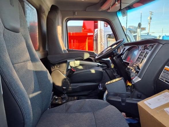 2025 Kenworth T880 image 17