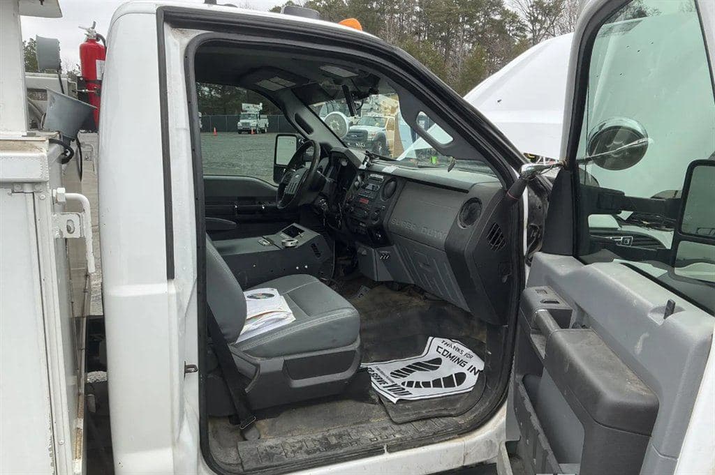 2016 Ford F-550sd image 8