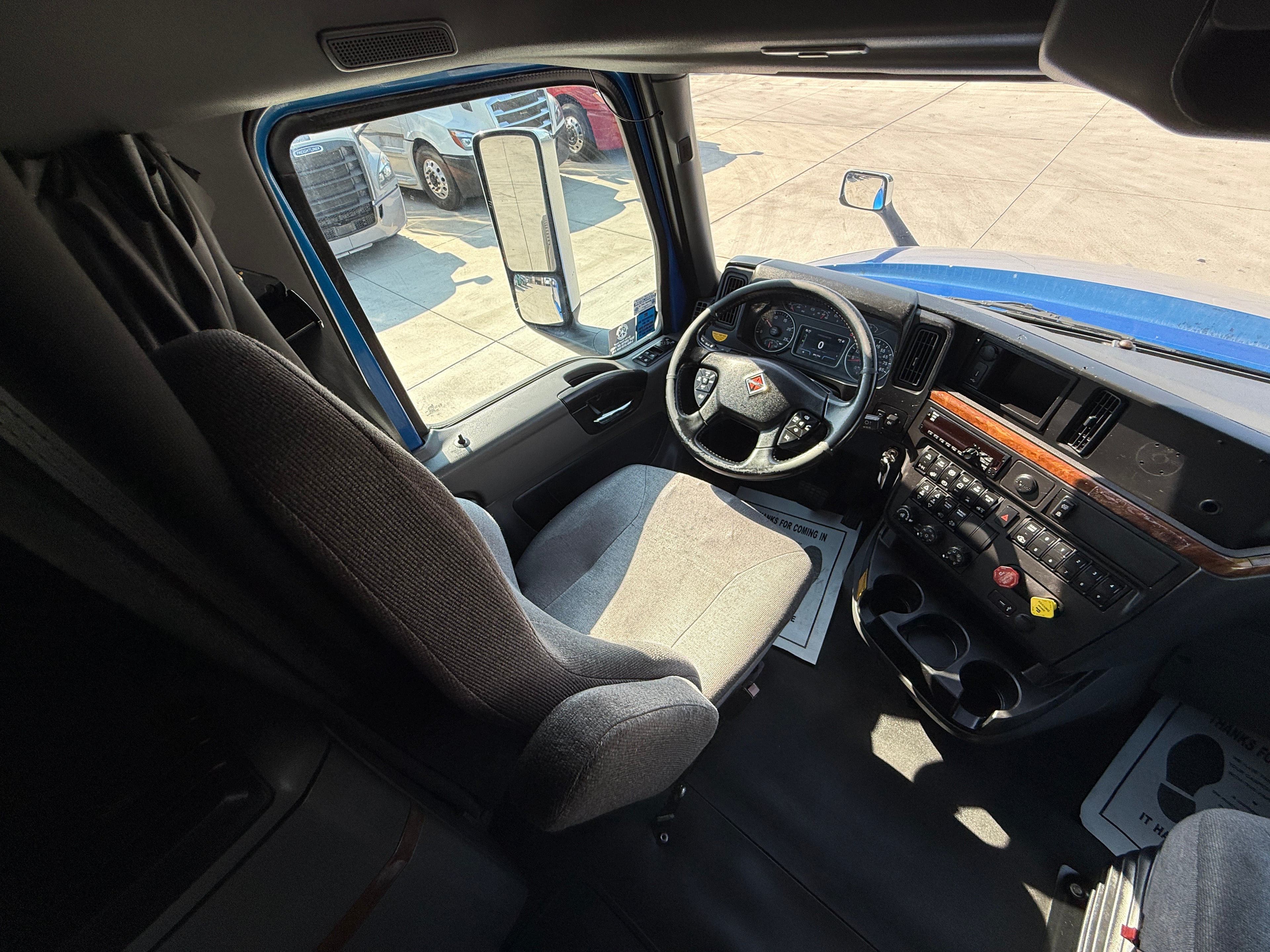 2021 International LT image 11