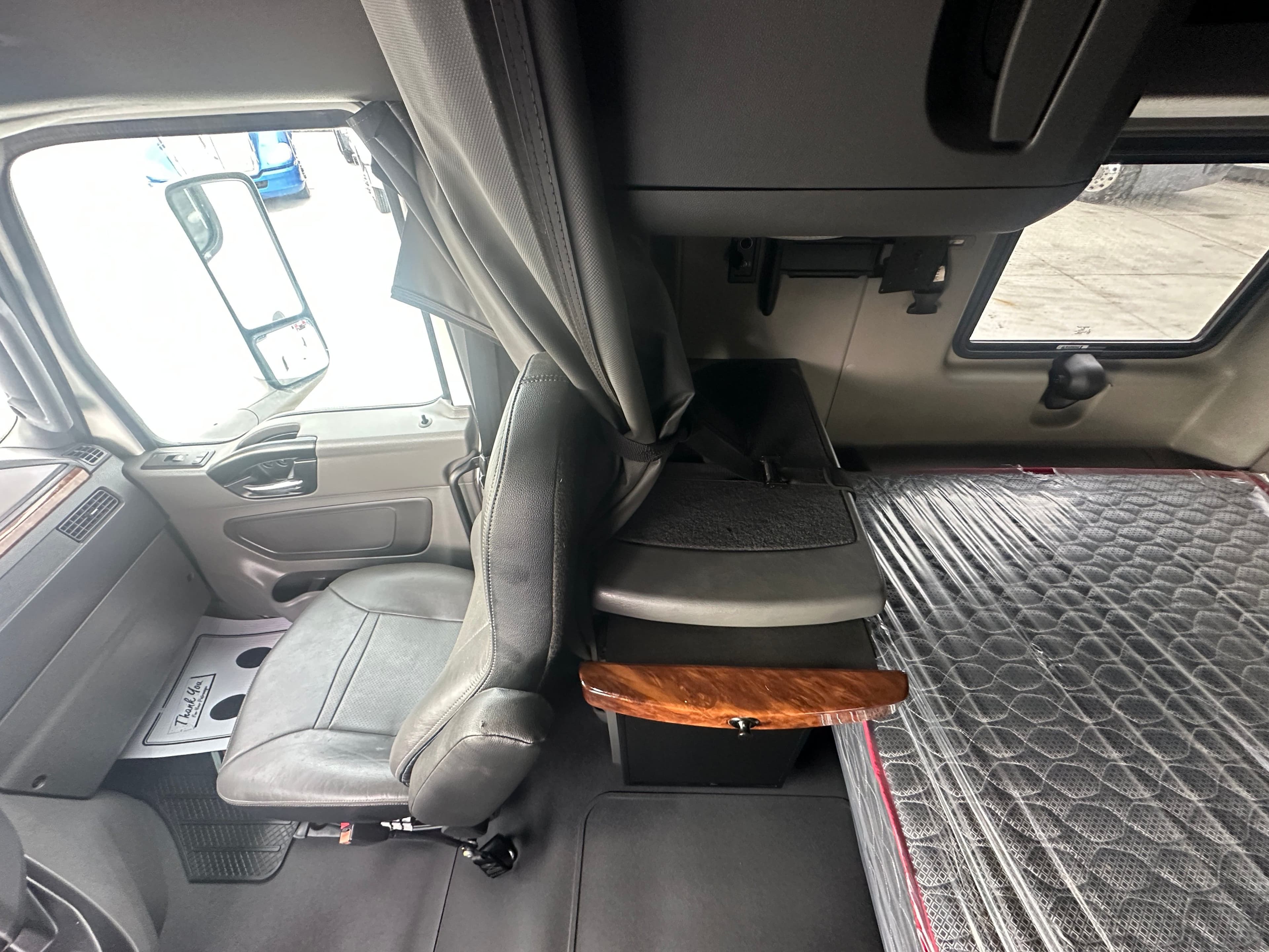 2022 International LT image 27