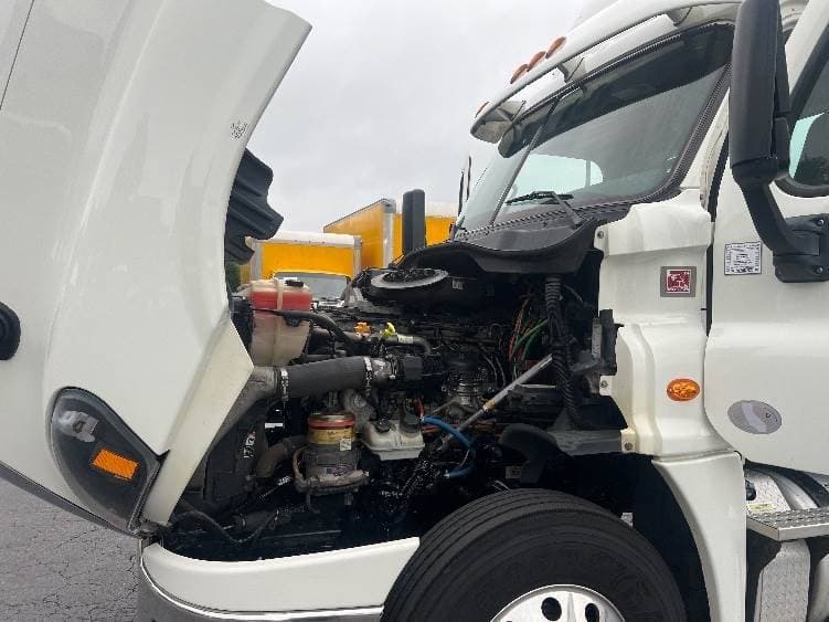 2018 Freightliner Cascadia image 2