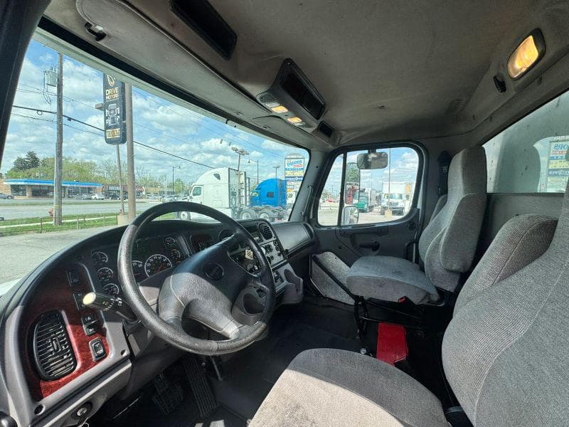 2017 Freightliner M2 106 image 17