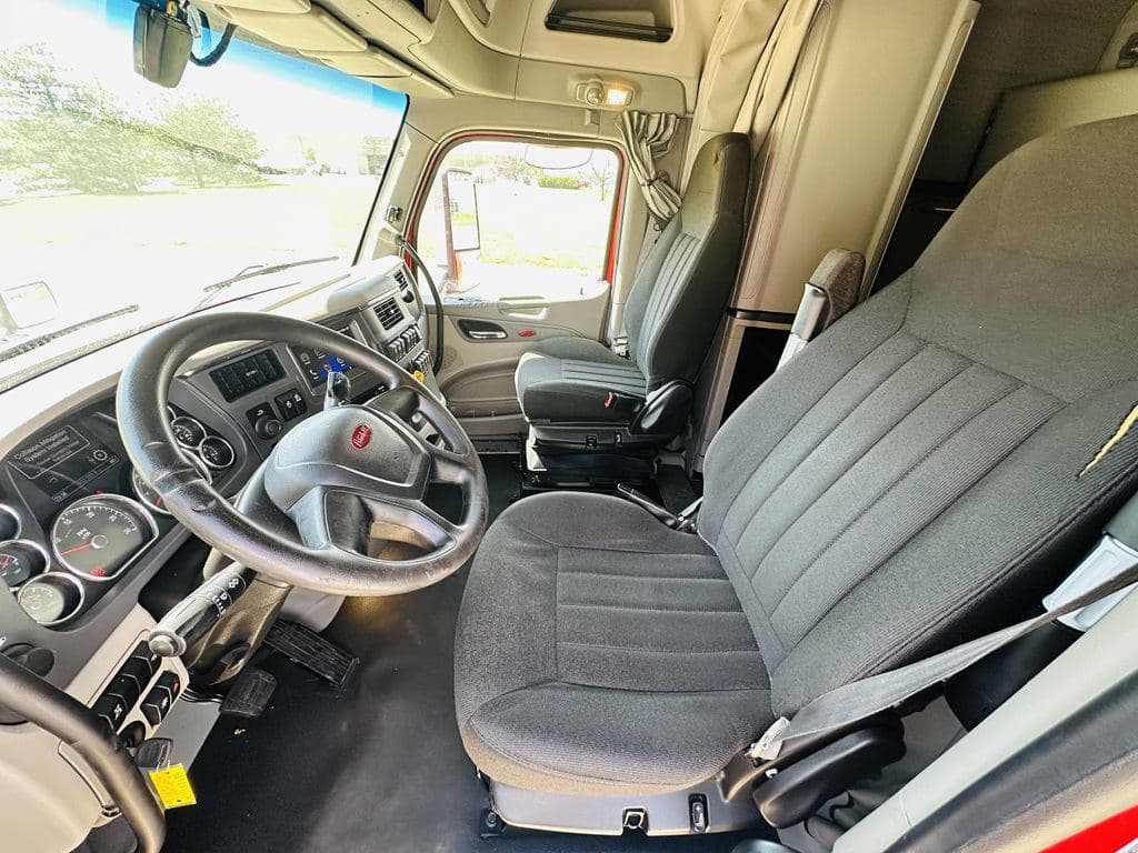 Used 2022 PETERBILT 579 image 12