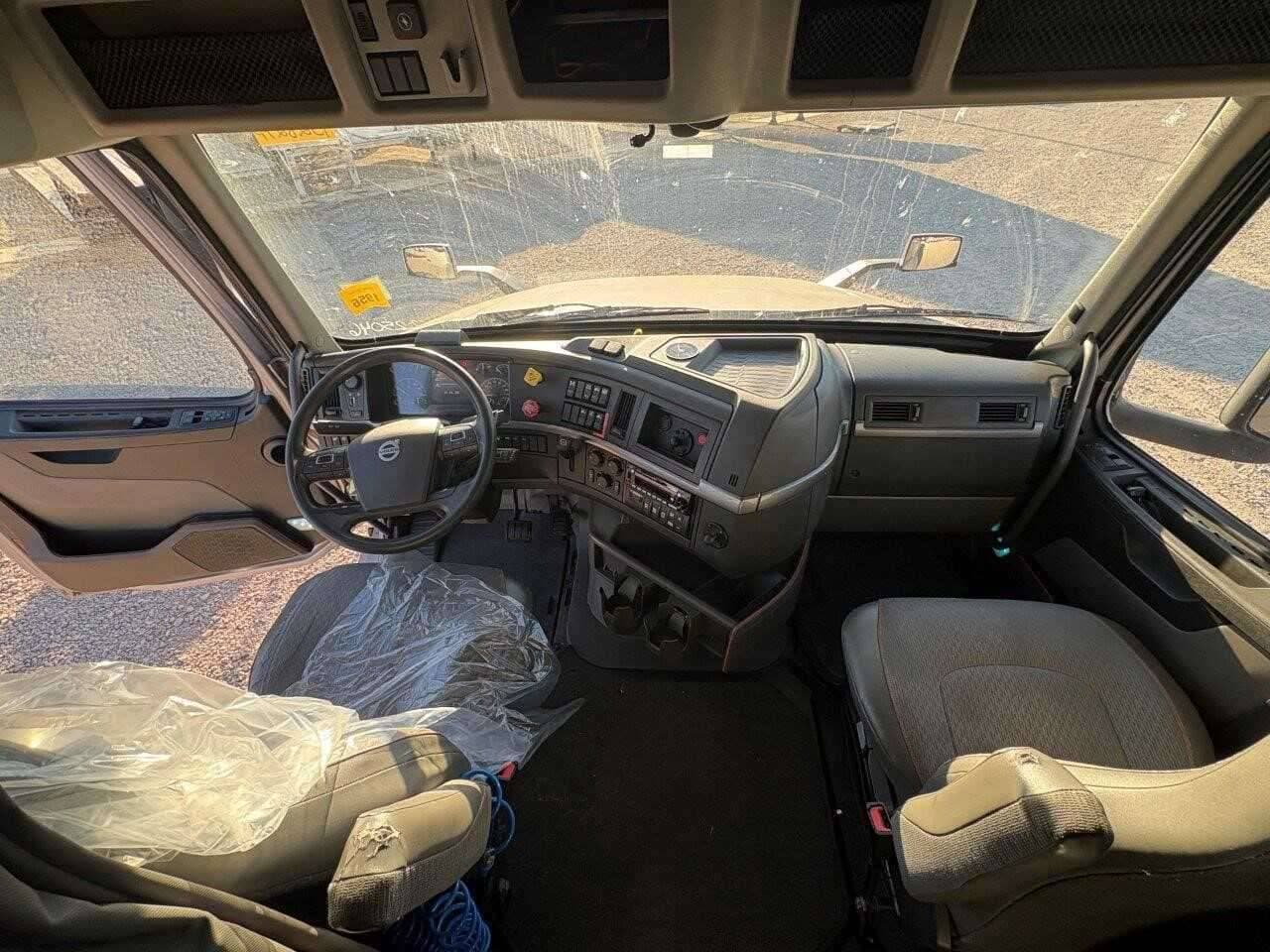 2022 Volvo VNL image 8