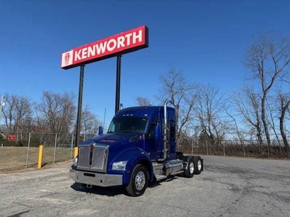 2025 Kenworth T880 image 1