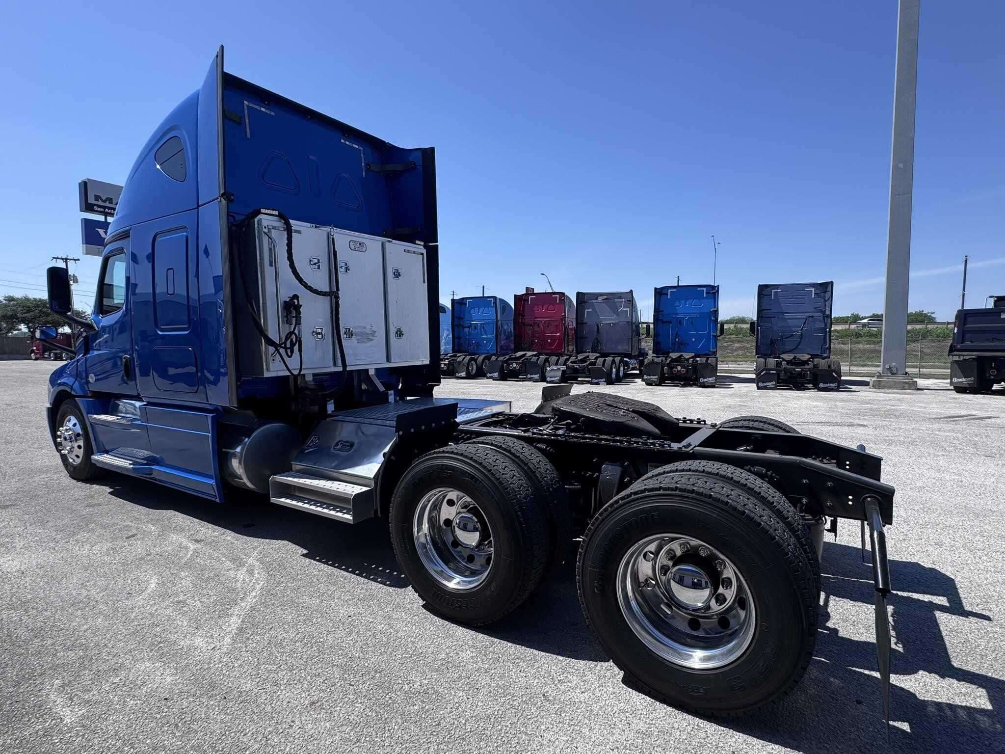 2020 Freightliner Cascadia image 3