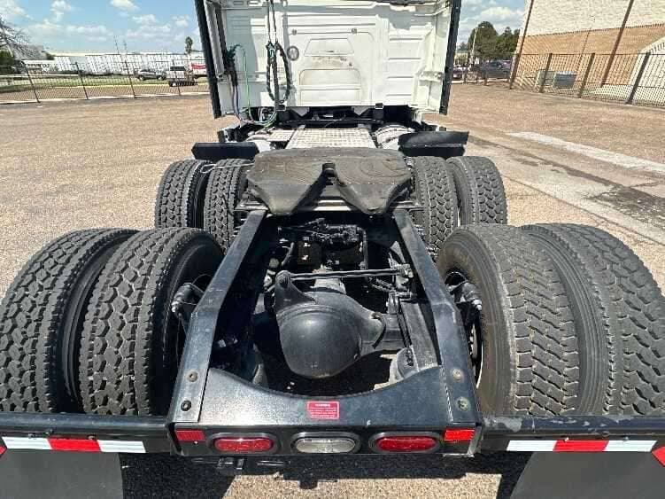 2023 Volvo VNL64760 image 4