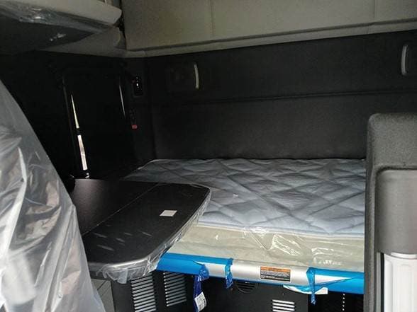 2025 Kenworth T680 image 4