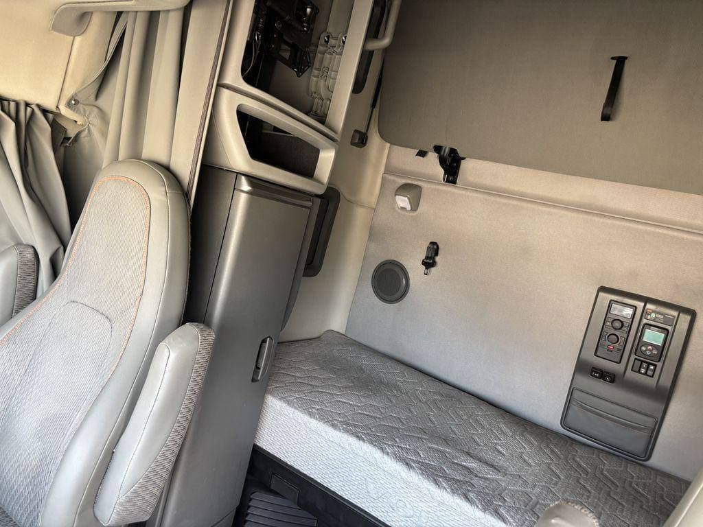 2023 Volvo VNL image 10