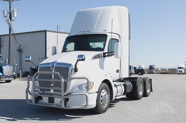 2021 Kenworth T680 image 1