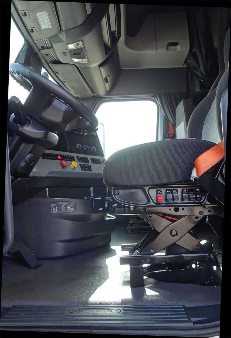 2023 Freightliner Cascadia image 4