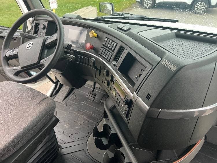 2022 Volvo VNL image 11