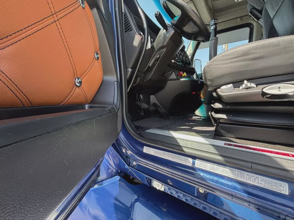 2022 Kenworth T680 image 4