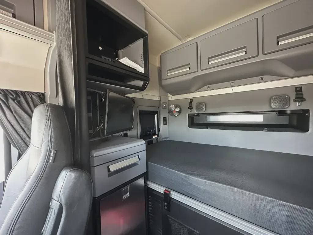 Used 2021 MACK Conventional - Sleeper Truck image 11