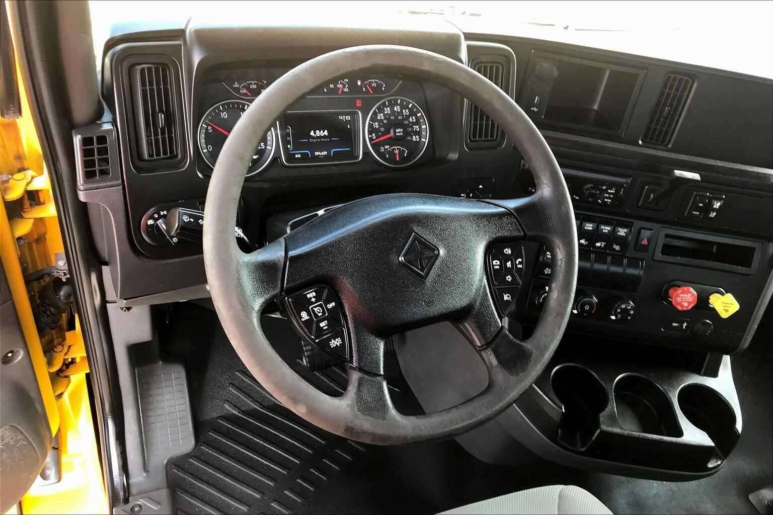 2021 International LT625 image 4