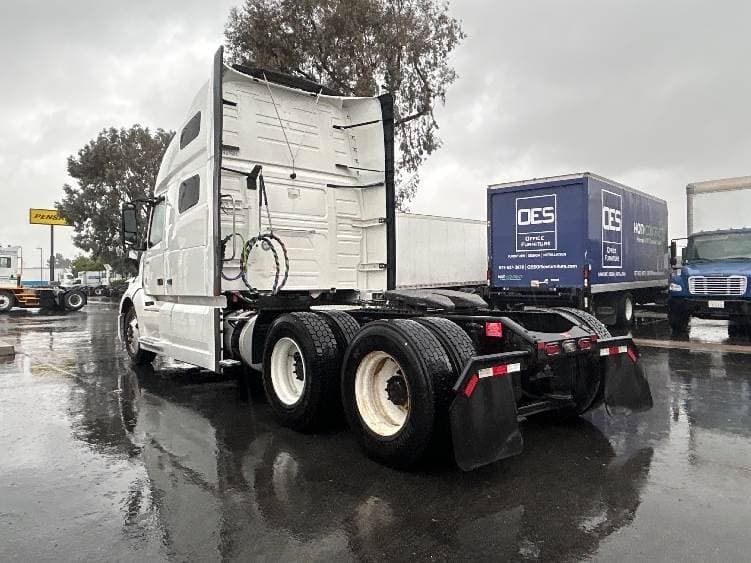 2023 Volvo VNL64T760 image 3
