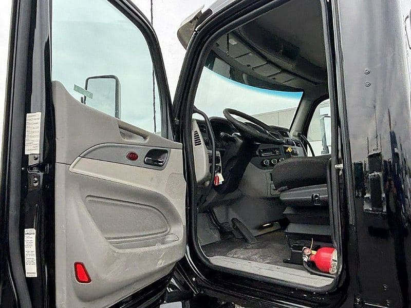 2021 Peterbilt 579 image 8