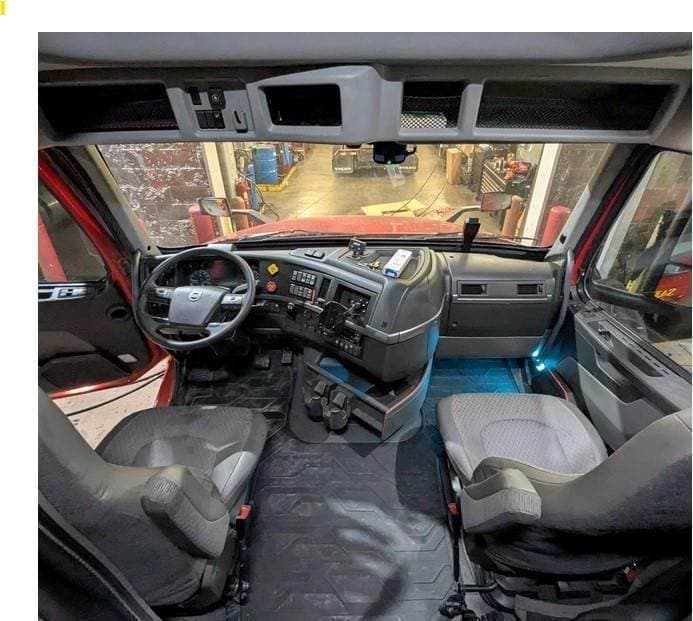 2023 Volvo VNL64T760 image 7