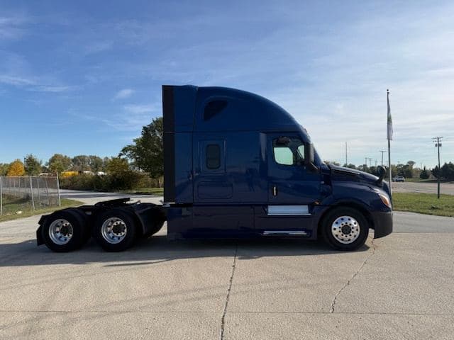 2023 Freightliner Cascadia image 4