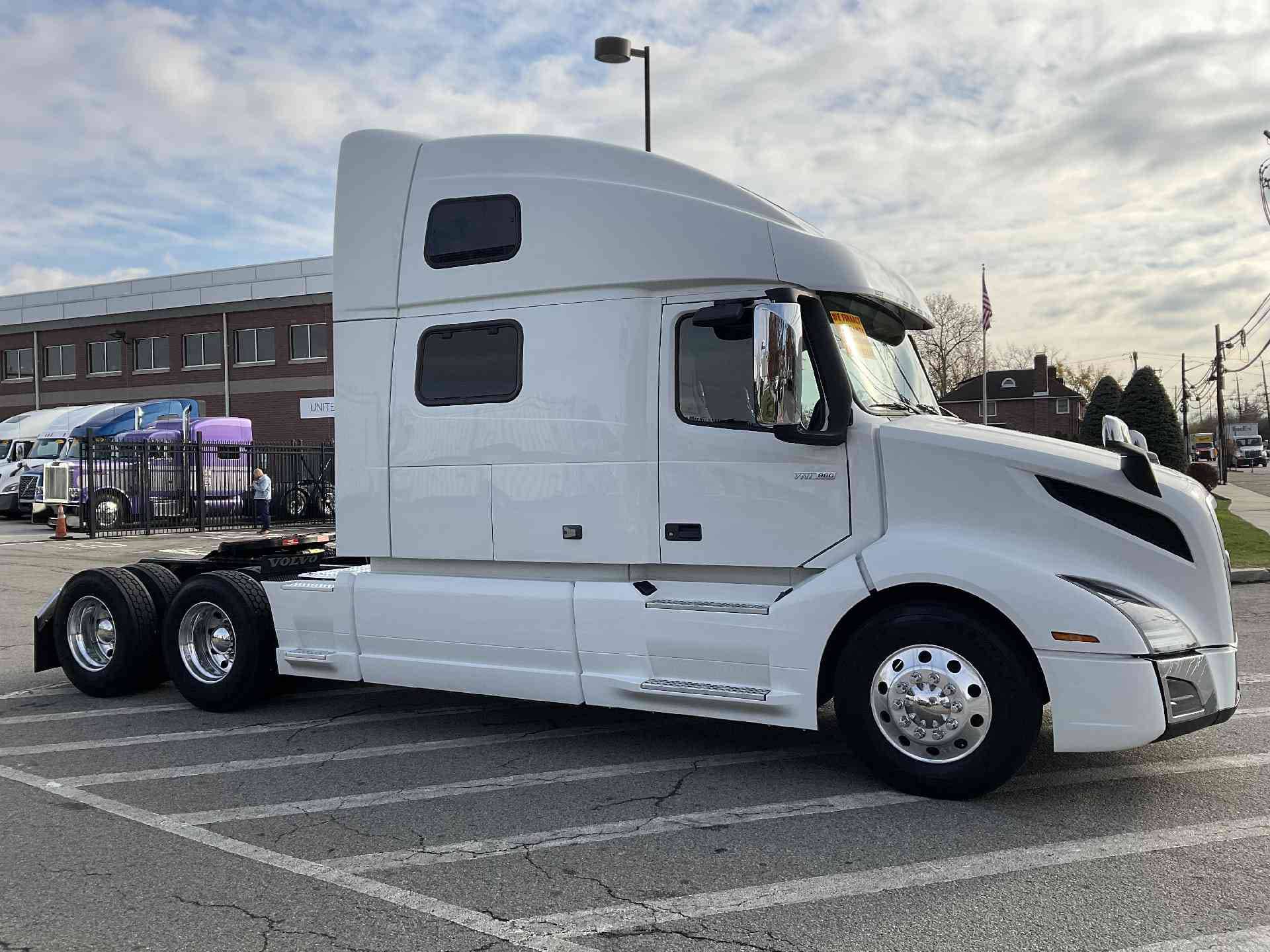 2023 Volvo VNL image 9