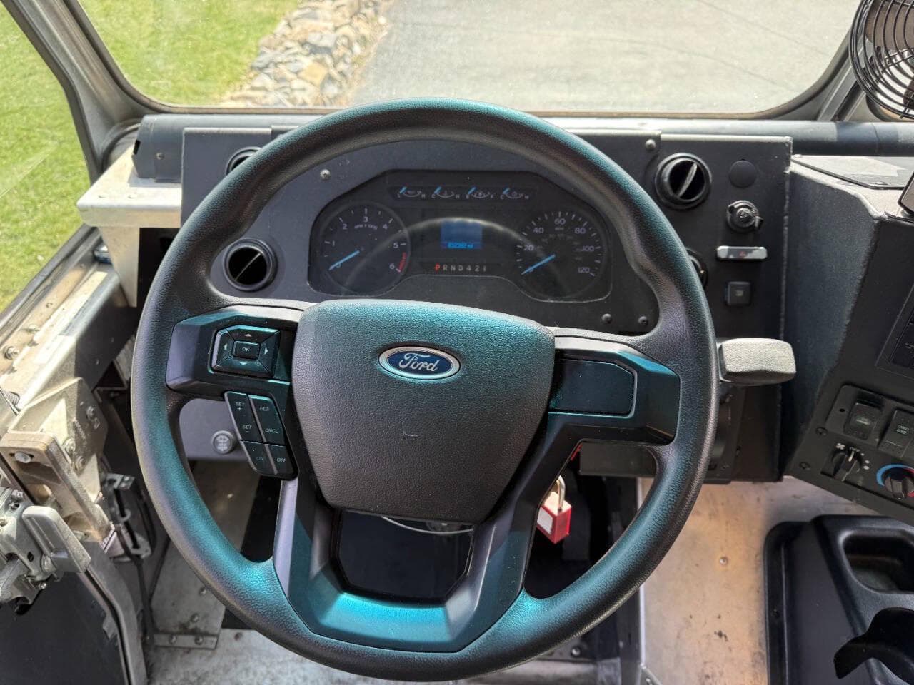 2021 Ford Stripped Chassis image 16