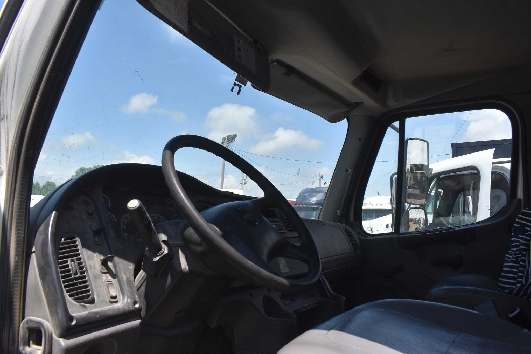 2013 Freightliner M2 106 image 5