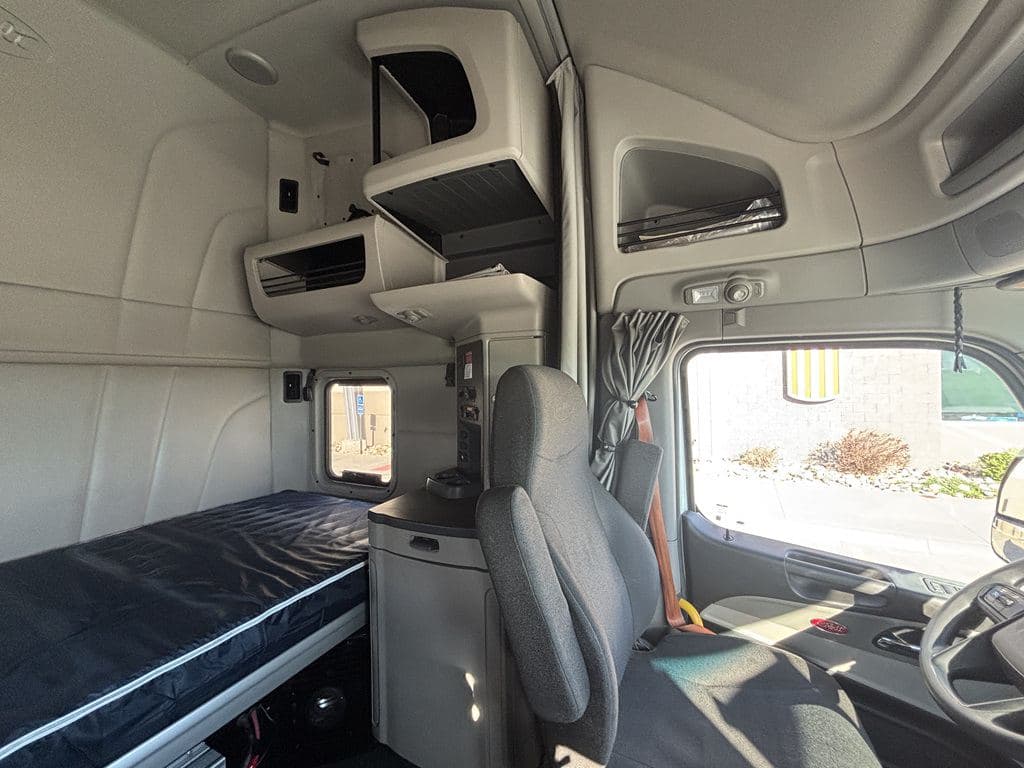Used 2024 PETERBILT 579 image 21