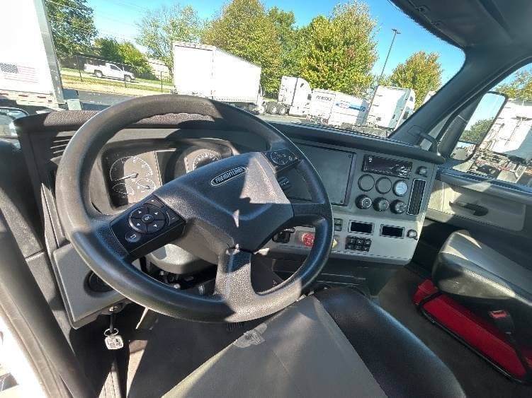 2021 Freightliner Cascadia image 7