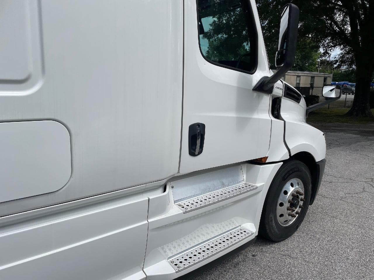 2019 Freightliner Cascadia 126 image 4