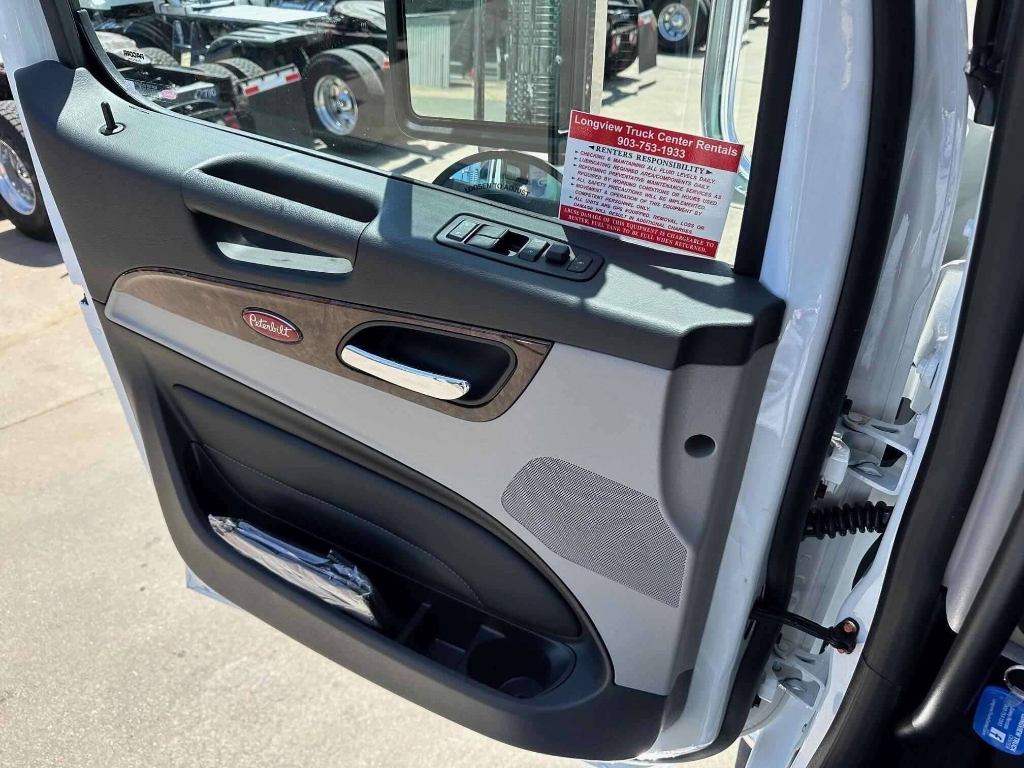 2025 Peterbilt 589 image 18
