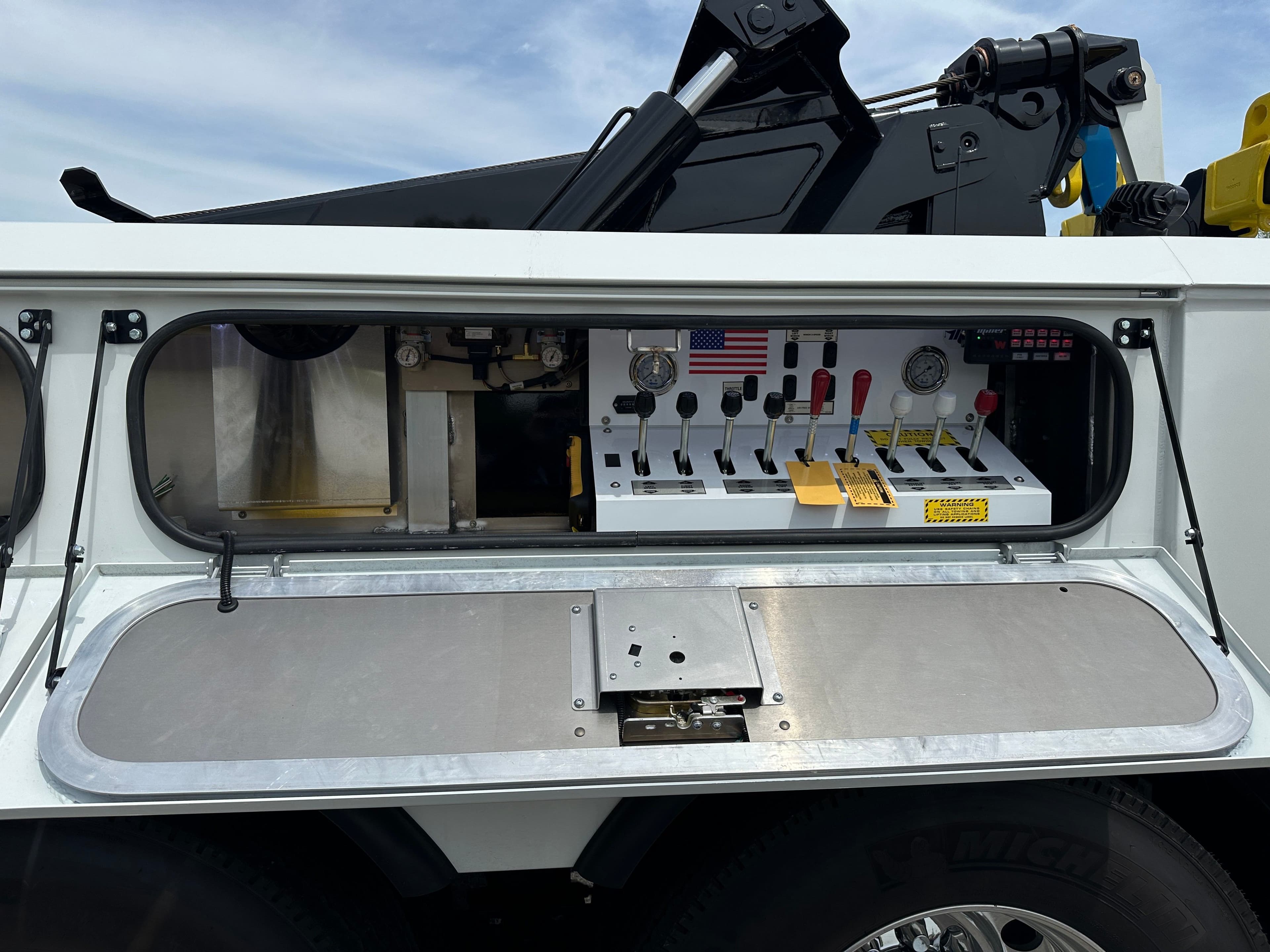 2025 Kenworth T880 with a Century 5130 image 18