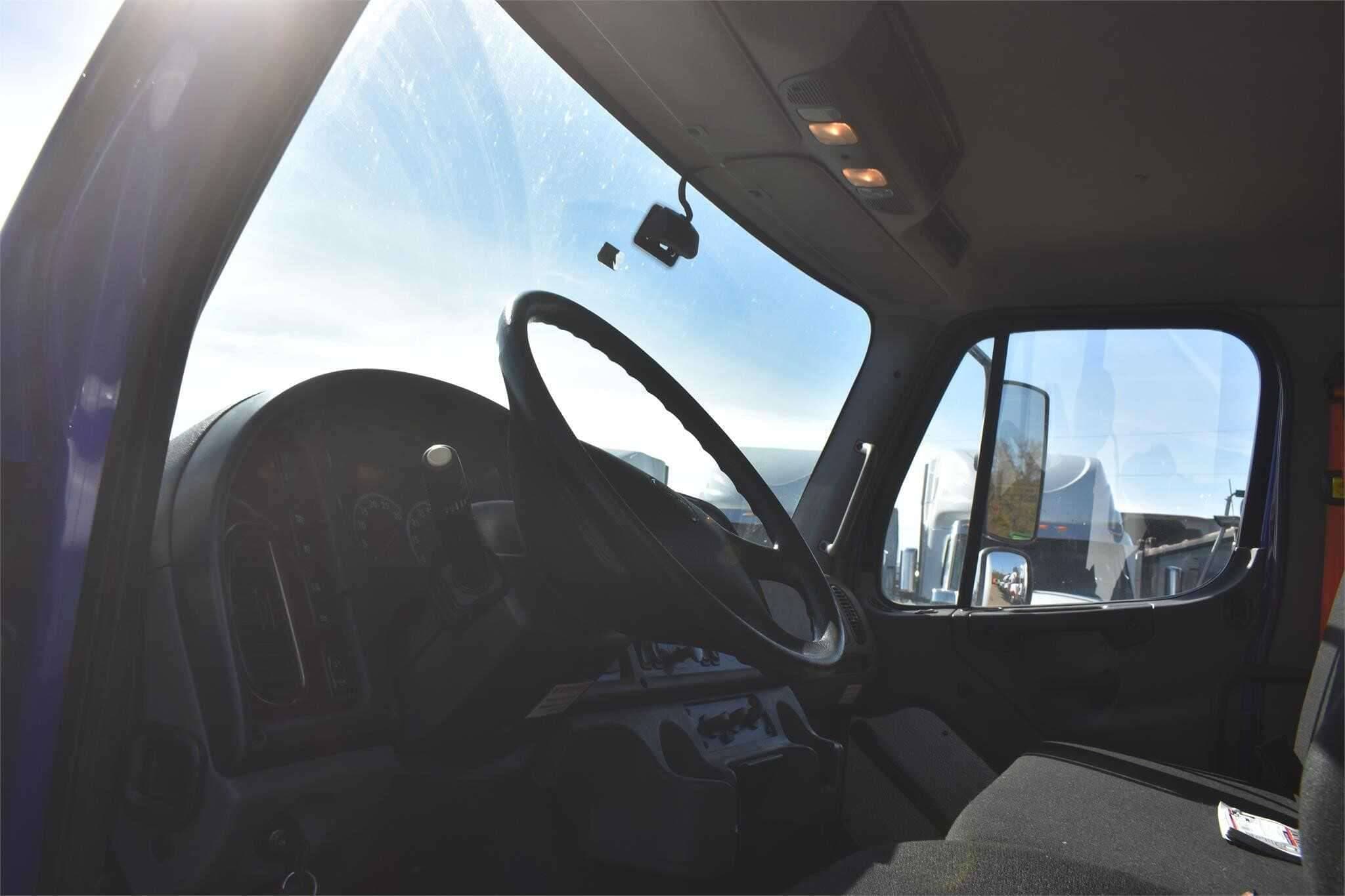 2018 Freightliner M2 image 3