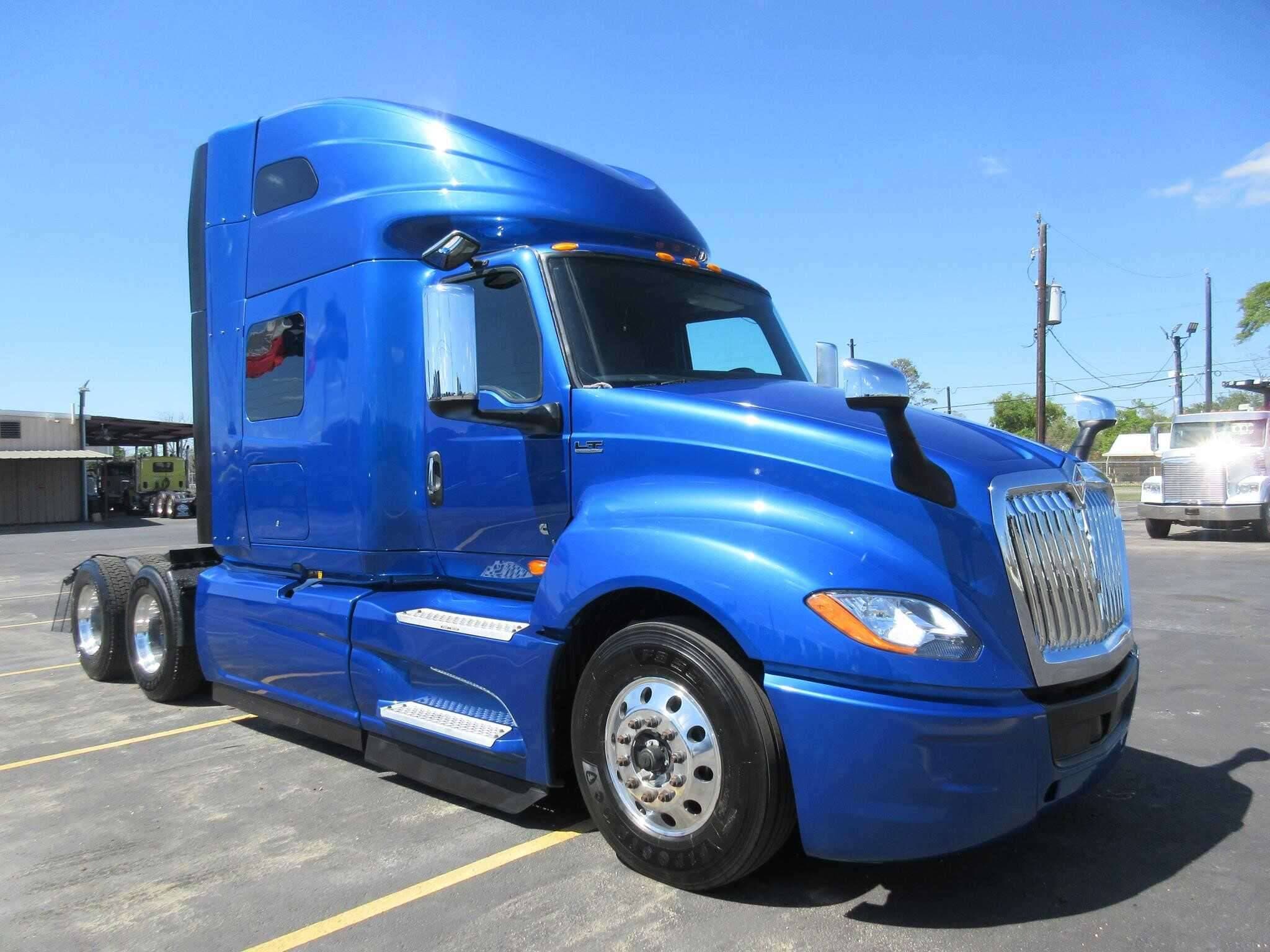 2021 International LT625 image 2