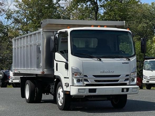 2024 Isuzu NRR image 17