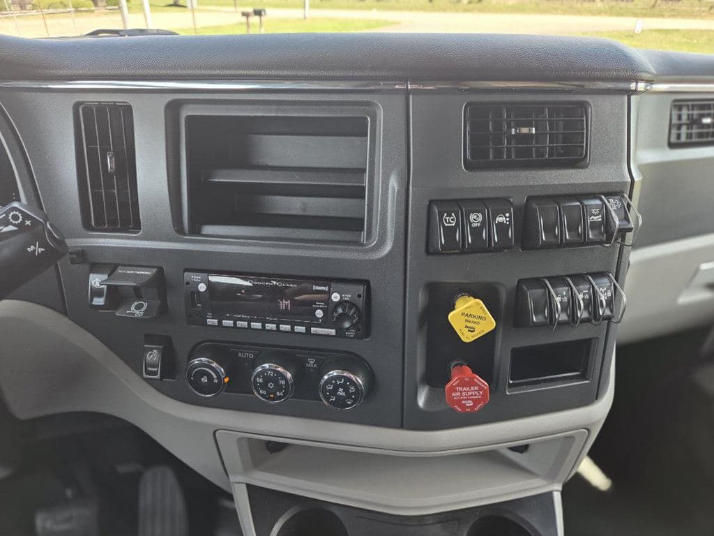 Used 2023 PETERBILT 579 image 14