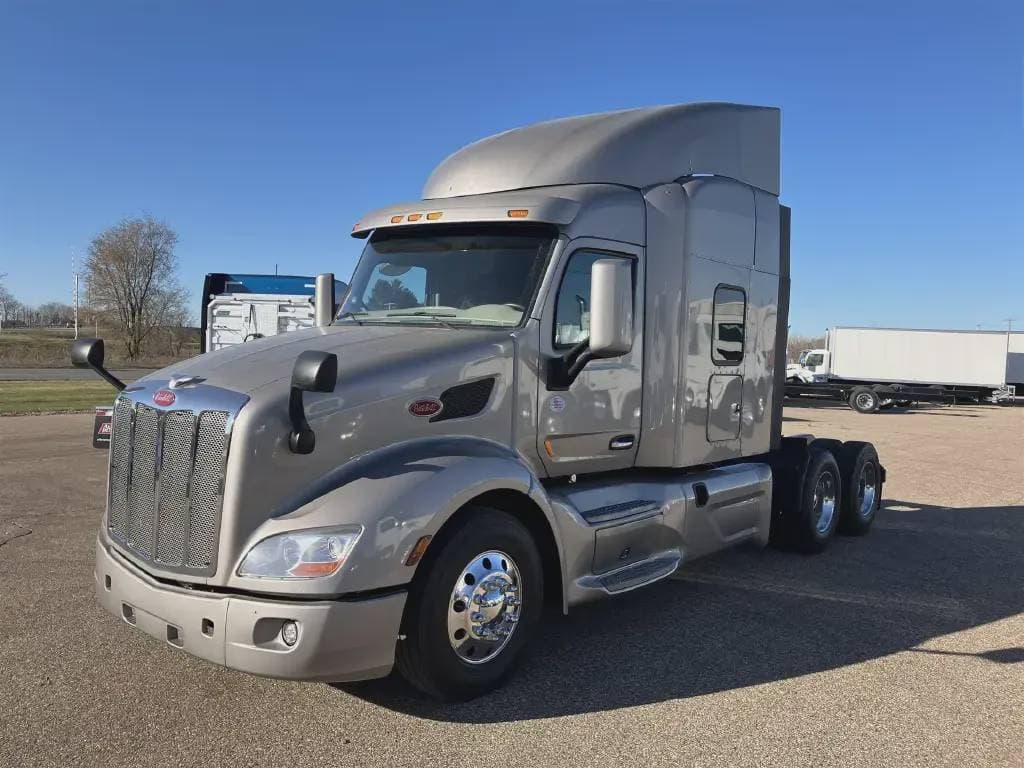 2022 Peterbilt 579 image 2