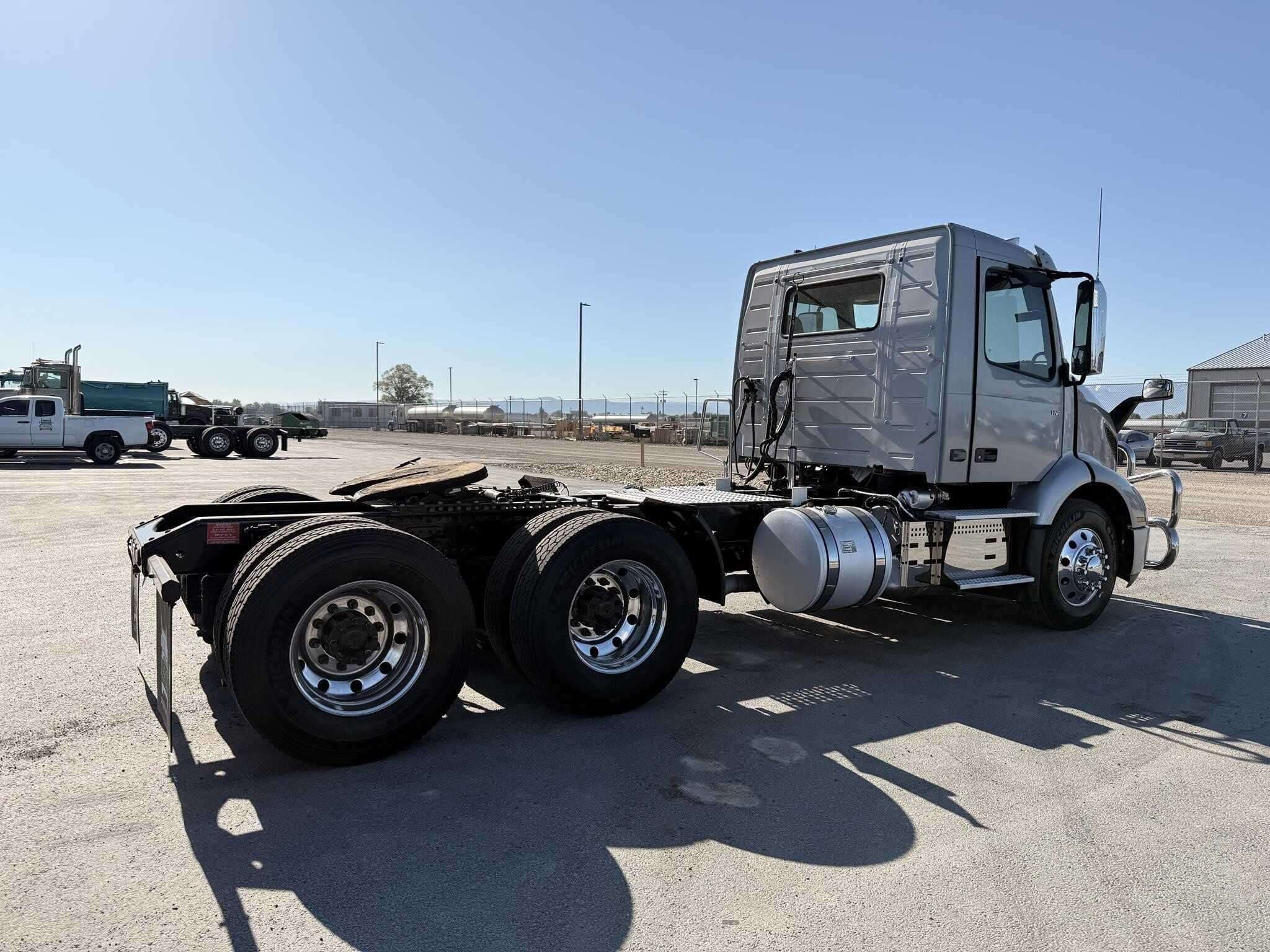 2020 Volvo VNR image 6
